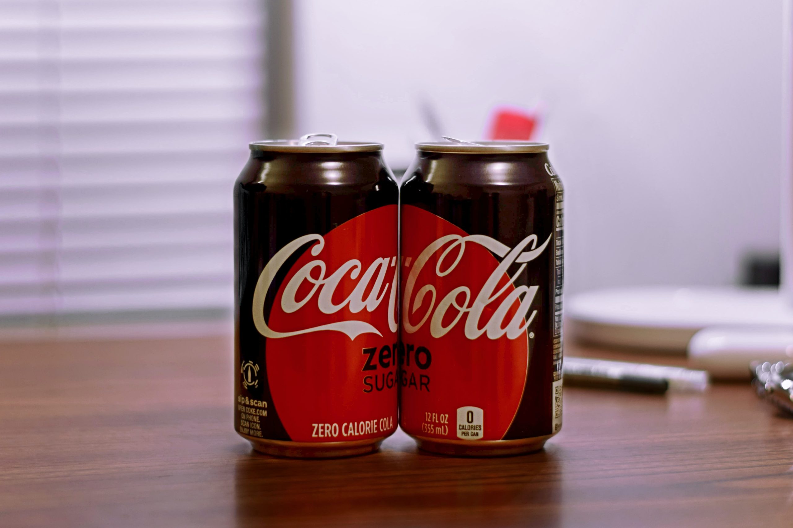 Two cans of Coke Zero. Coke Zero contains aspartame which is a low-calorie, low FOMDAP sweetener. Image from Unsplash.